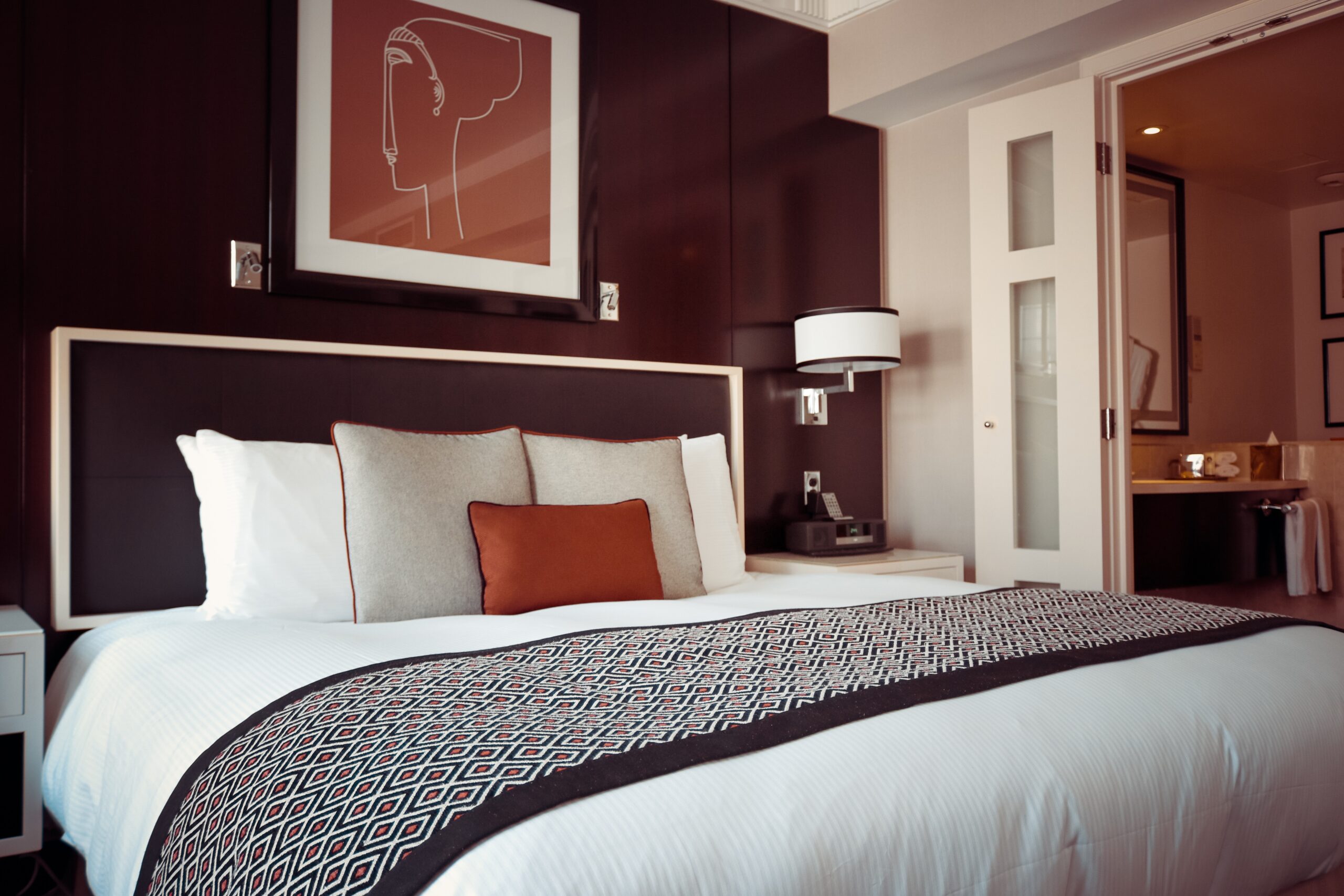 choose luxurious bedding for a hotel chic bedroom